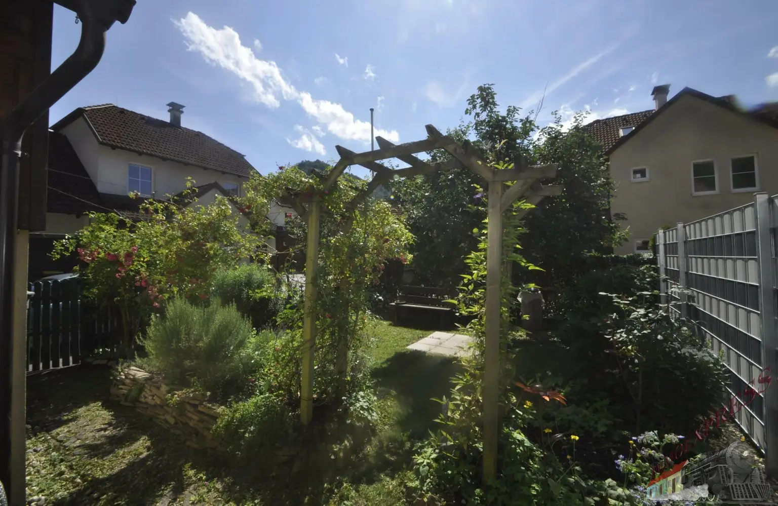 "Wohnen wie im Urlaub"- Ruhig gelegene Doppelhaushälfte mit gepflegten Garten in Hohenberg
