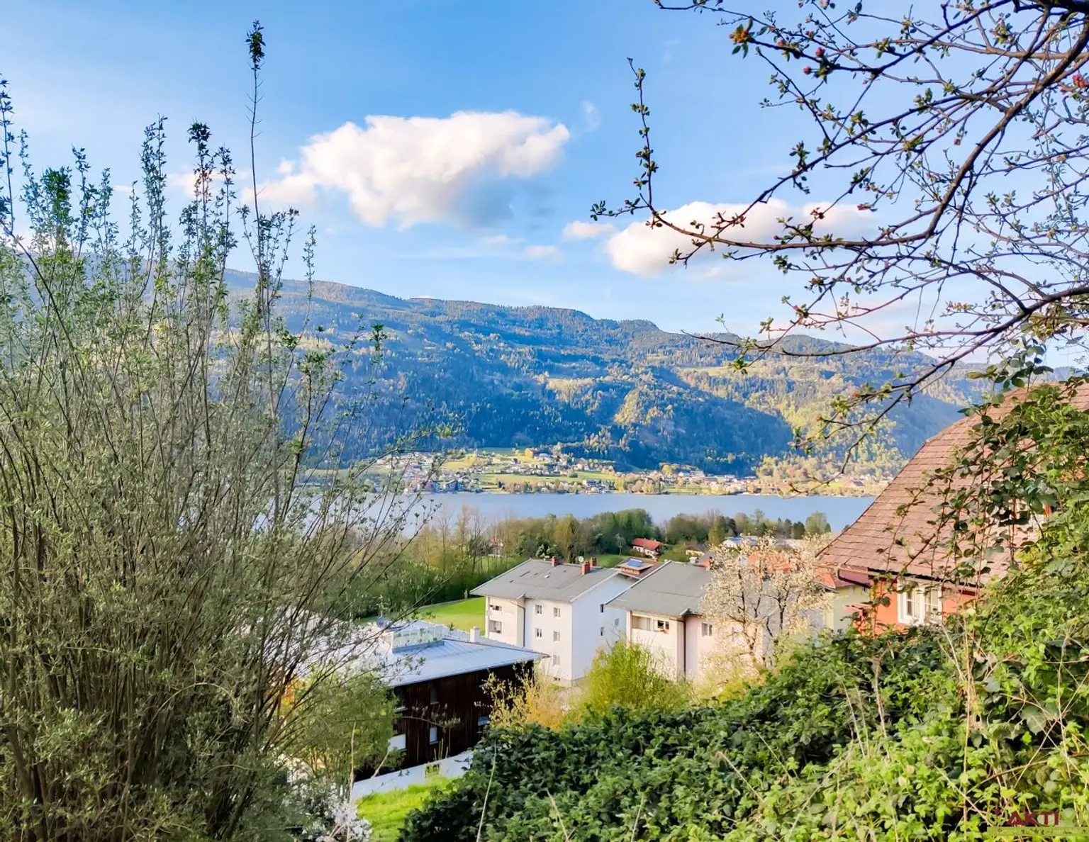 Kleingarten mit Seeblick auf den Ossiacher-See. - Nur 3 Stück verfügbar: Schnell anfragen!