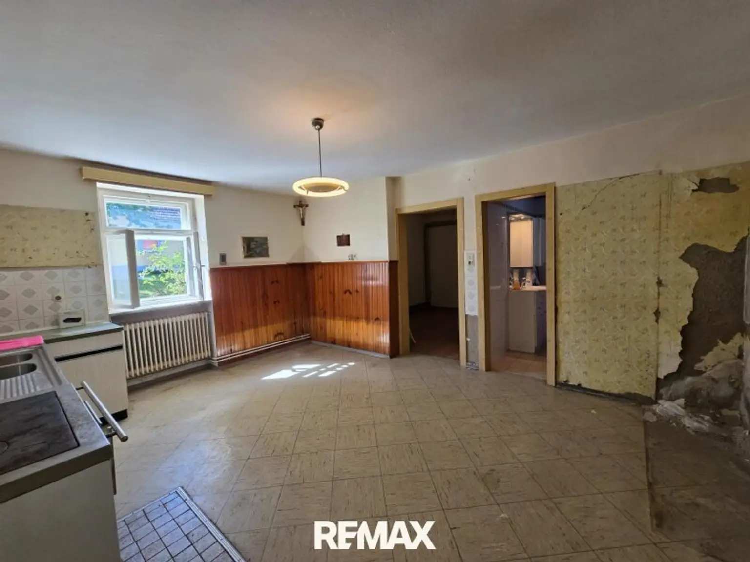 Küche Blick Richtung Speis und Badezimmer