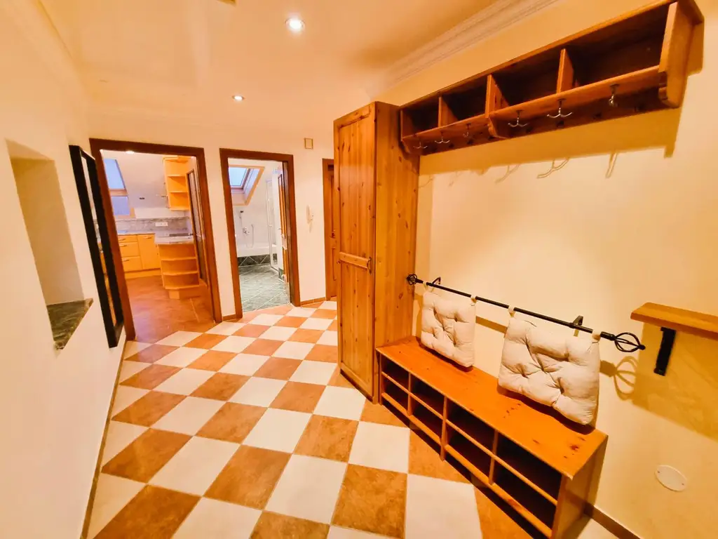 Attraktive 2-Zi.-Wohnung im Dachgeschoß mit Fernblick und Garage