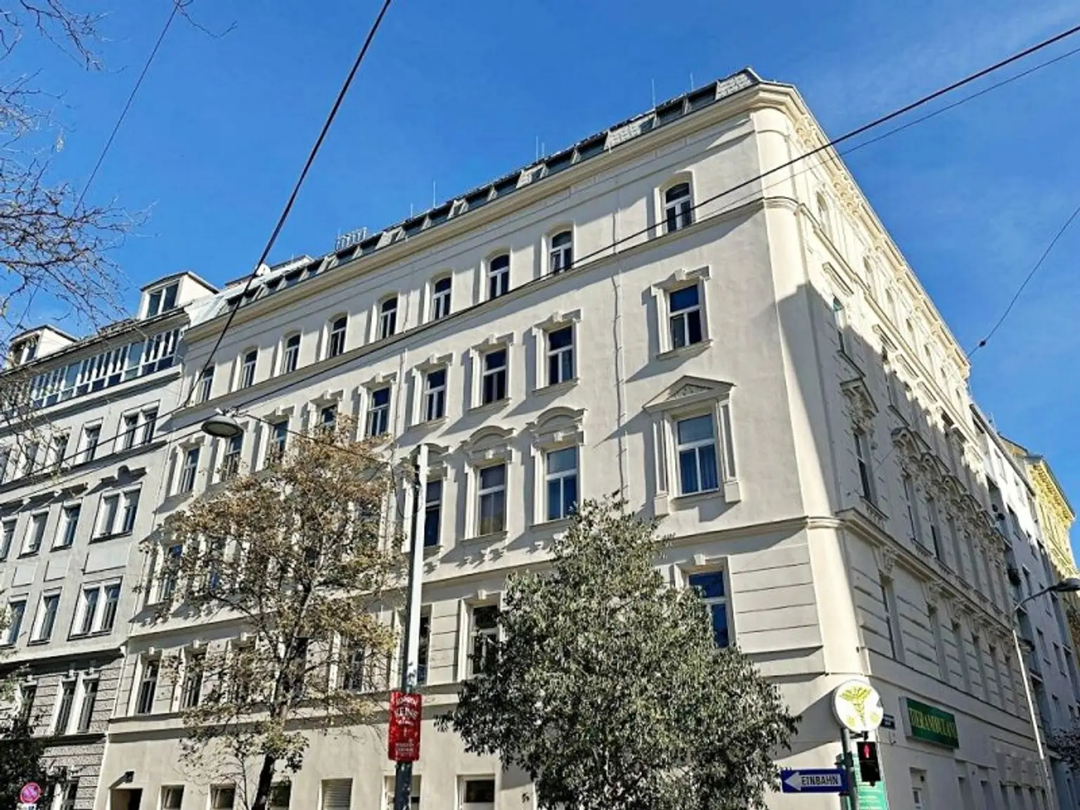 AUGARTEN-NÄHE, ERSTBEZUG, klimatisiertes 52 m2 Dachgeschoss, 2 Zimmer, Komplettküche, Duschbad, Parketten, Brigittenauer Lände