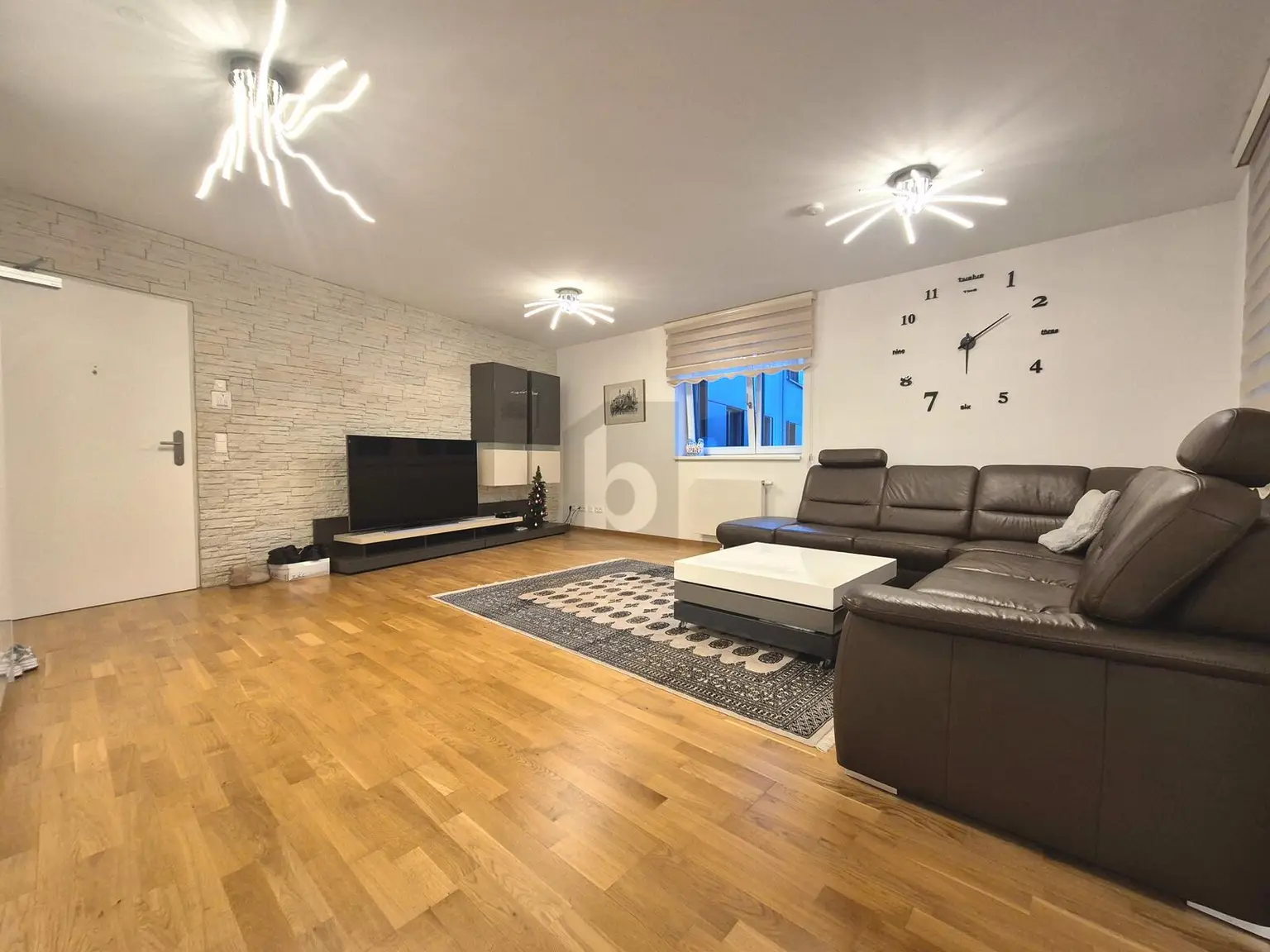 EXKLUSIV MIT SONNIGER LOGGIA & HOCHWERTIGER EINRICHTUNG