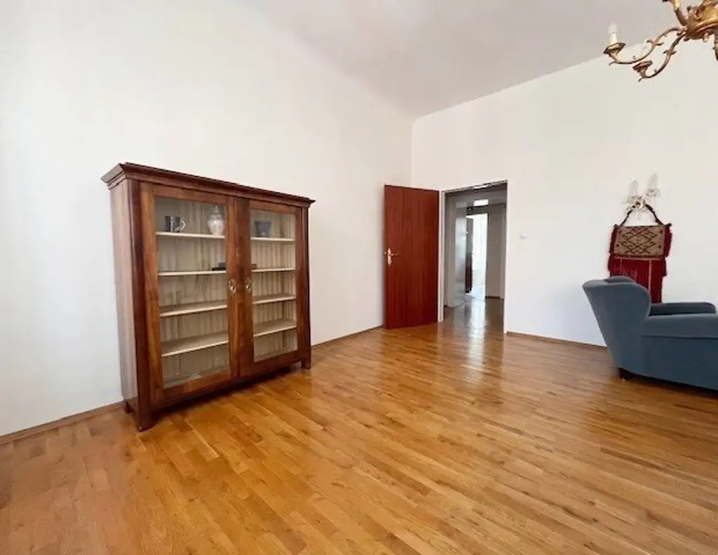 GEIDORF: HELLE 2 ZIMMER ALTBAUWOHNUNG MIT SCHLOSSBERGBLICK IN UNI-NÄHE