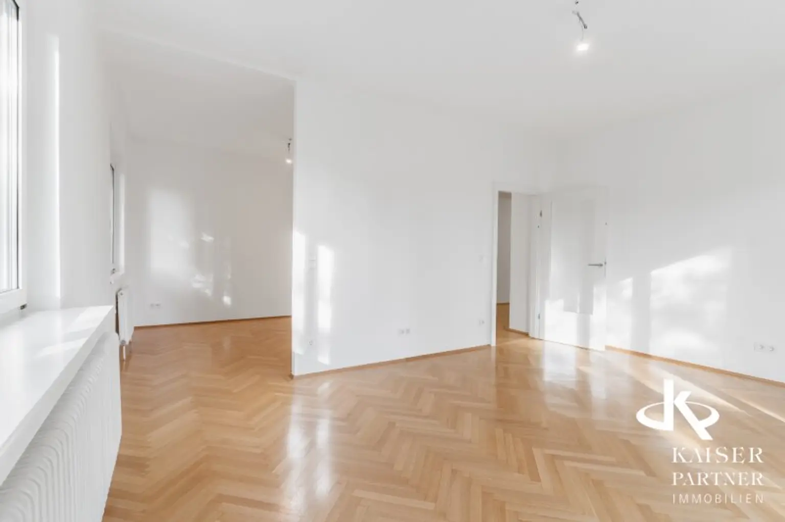 Neurenovierte 6-Zimmer-Wohnung mit  Terrasse in den Garten, Balkonen und Grünblick!