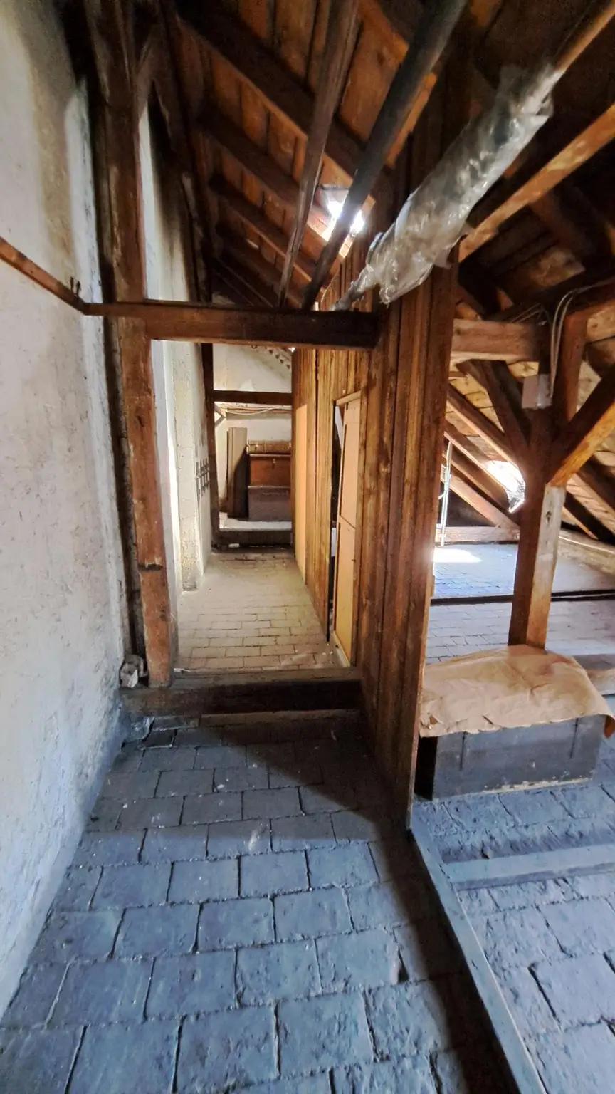 Wohnen wie im alten Wien! Traumhafte klassische Altbauwohnung mit Rohdachboden Nähe Schönbrunn und U 4