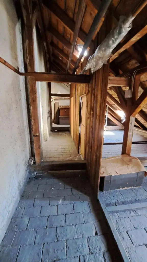 Wohnen wie im alten Wien! Traumhafte klassische Altbauwohnung mit Rohdachboden Nähe Schönbrunn und U 4