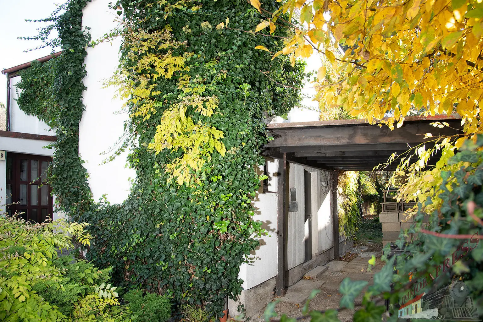 Architektenhaus mit Schwimmhalle in Ruhelage