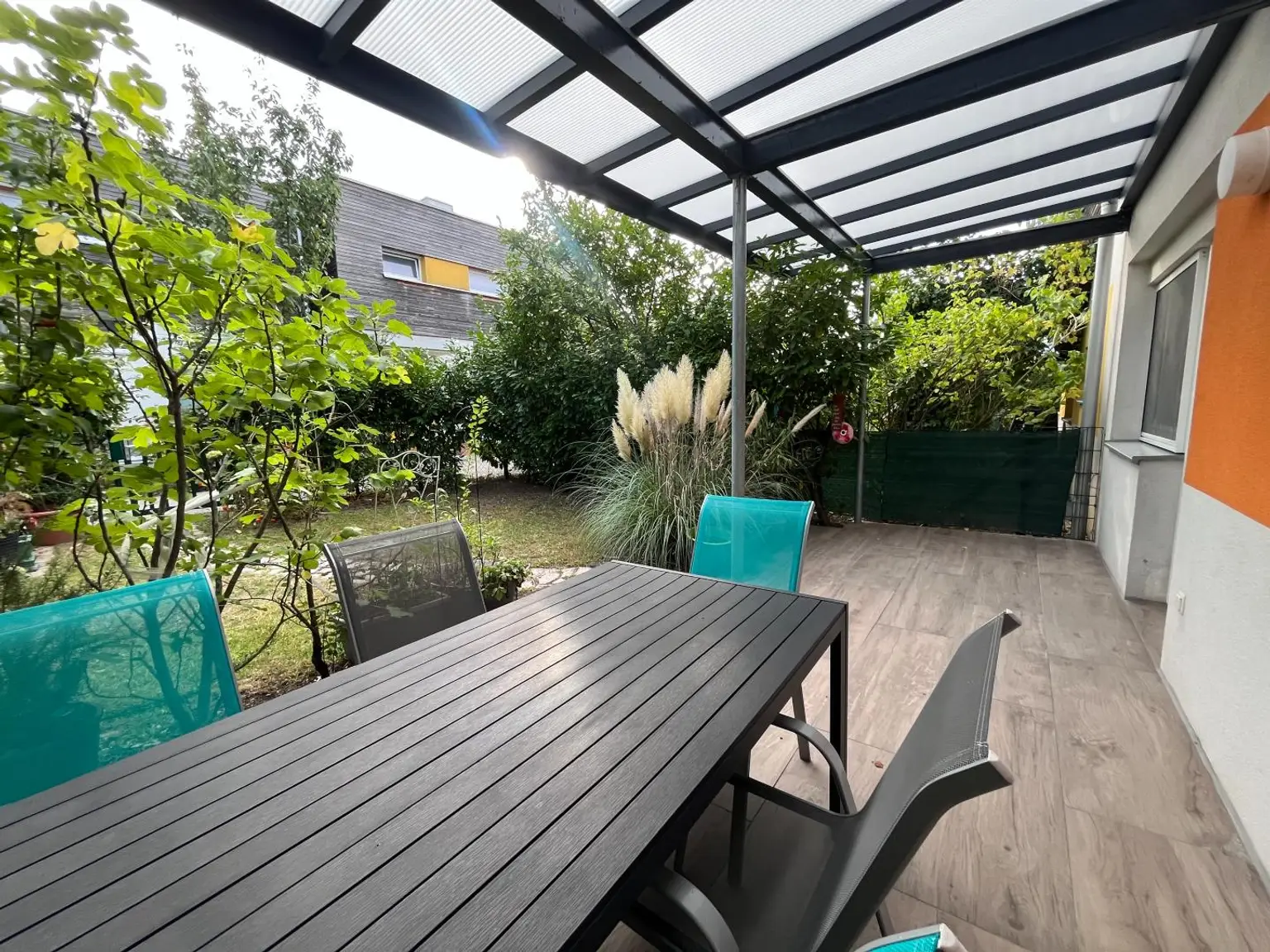 Modernisiertes wunderschönes Reihenhaus mit überdachter Terrasse und Garten