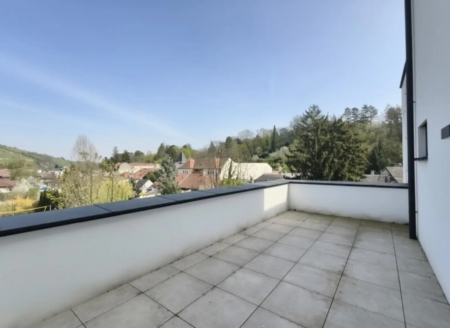 LEBENSQUALITÄT MIT AUSSICHT - EXKLUSIVES TOWNHAUS AUF EIGENGRUND IN WEIDLING – NATURNAHES WOHNEN MIT STIL