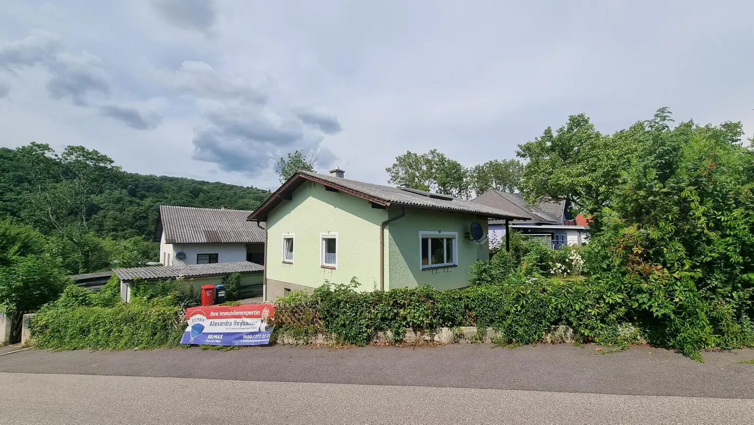 Charmantes Einfamilienhaus in ruhiger Grünlage – innen renoviert und bezugsbereit
