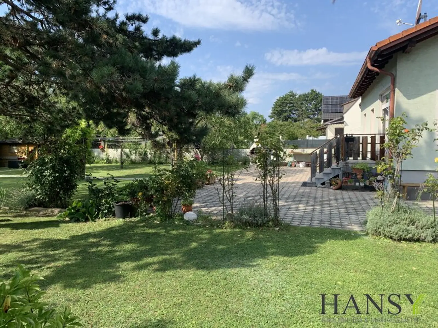 Großzügiges, bezugsfertiges Traumhaus mit Baugrund, Doppelgarage und Gartenidylle