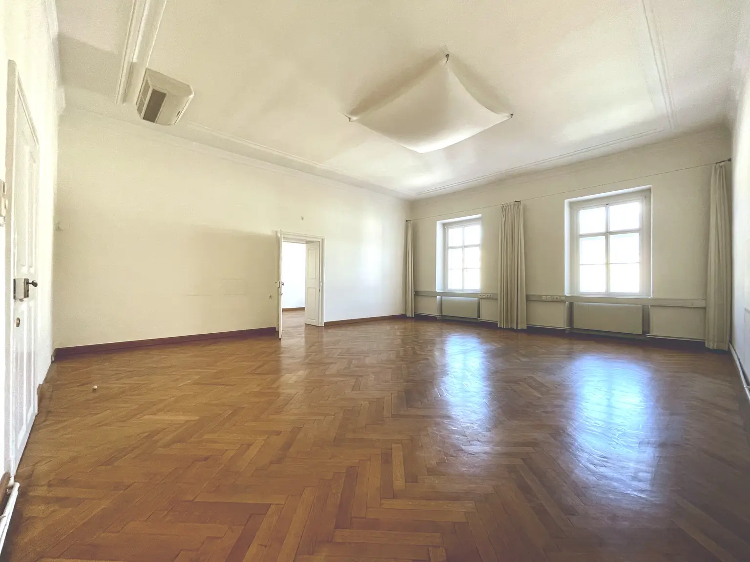 Bürozimmer (Chefzimmer) straßenseitig