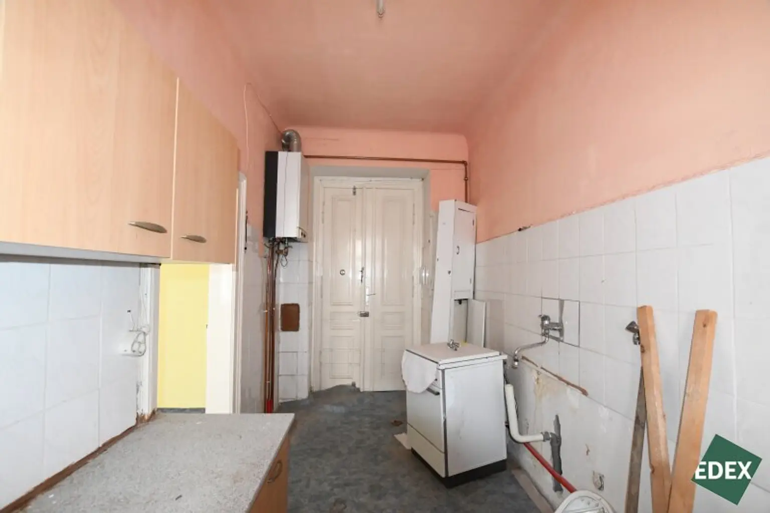 Sanierungsbedürftige 1-Zimmer-Altbauwohnung mit Entwicklungspotenzial