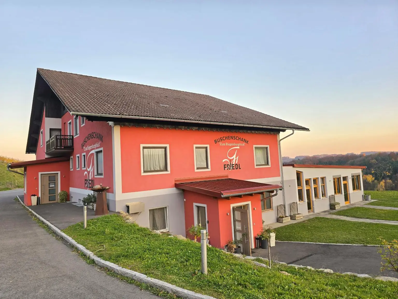 Großes Haus für Visionäre in Aussichtslage (Buschenschank, Weingärten)