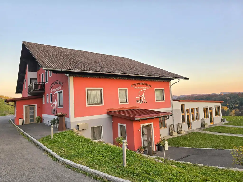 Großes Haus für Visionäre in Aussichtslage (Buschenschank, Weingärten)