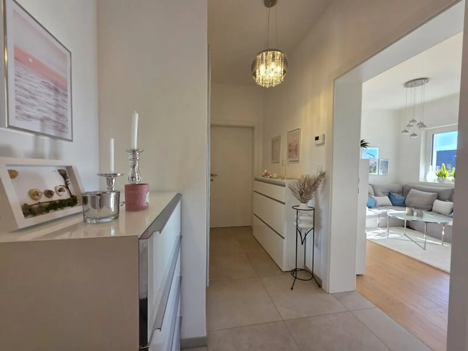 Neuwertige und sonnige Wohnung mit Carport! Vollmöbliert!