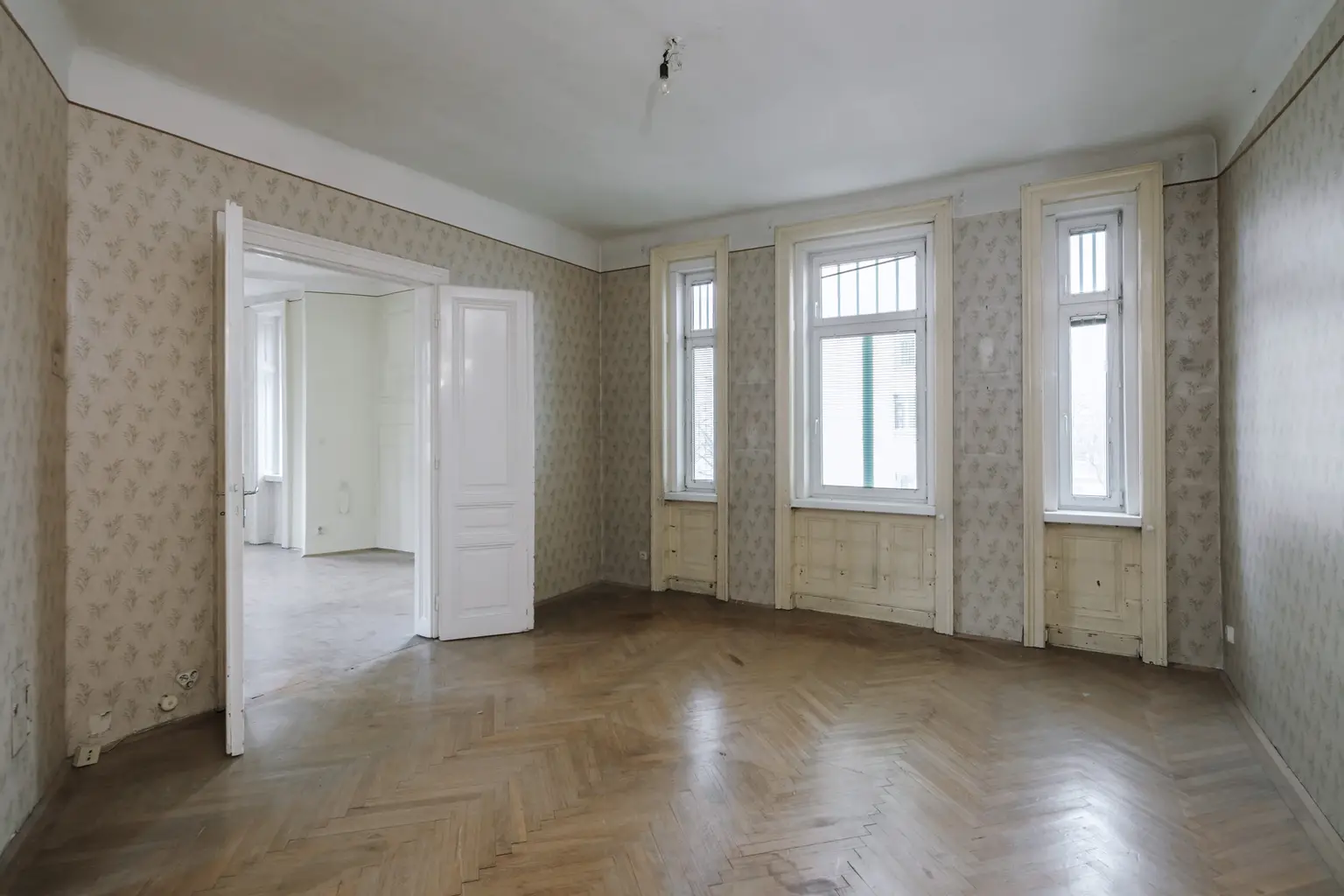 Sanierungsbedürftiges 4 Zimmer Altbau-Juwel in sehr guter zenraler Lage von Döbling!