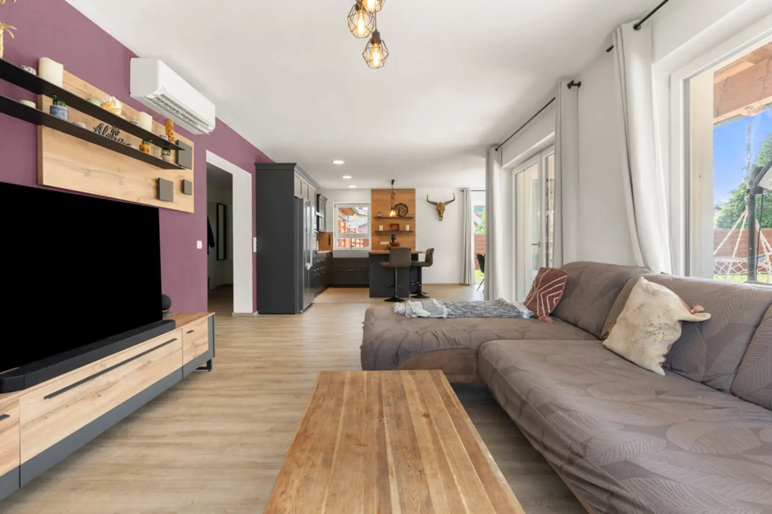Wohnhaus mit Pool in ruhiger Lage