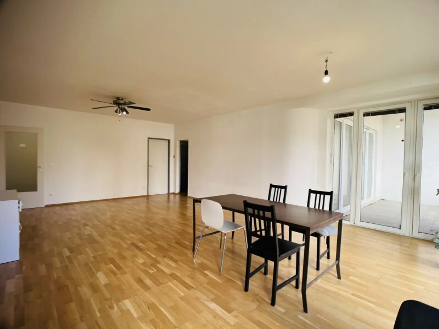 Vielseitig nutzbare, sanierte Praxis / Wohnung in zentraler Bahnhofsnähe in Brunn am Gebirge – Kauf oder Miete möglich!