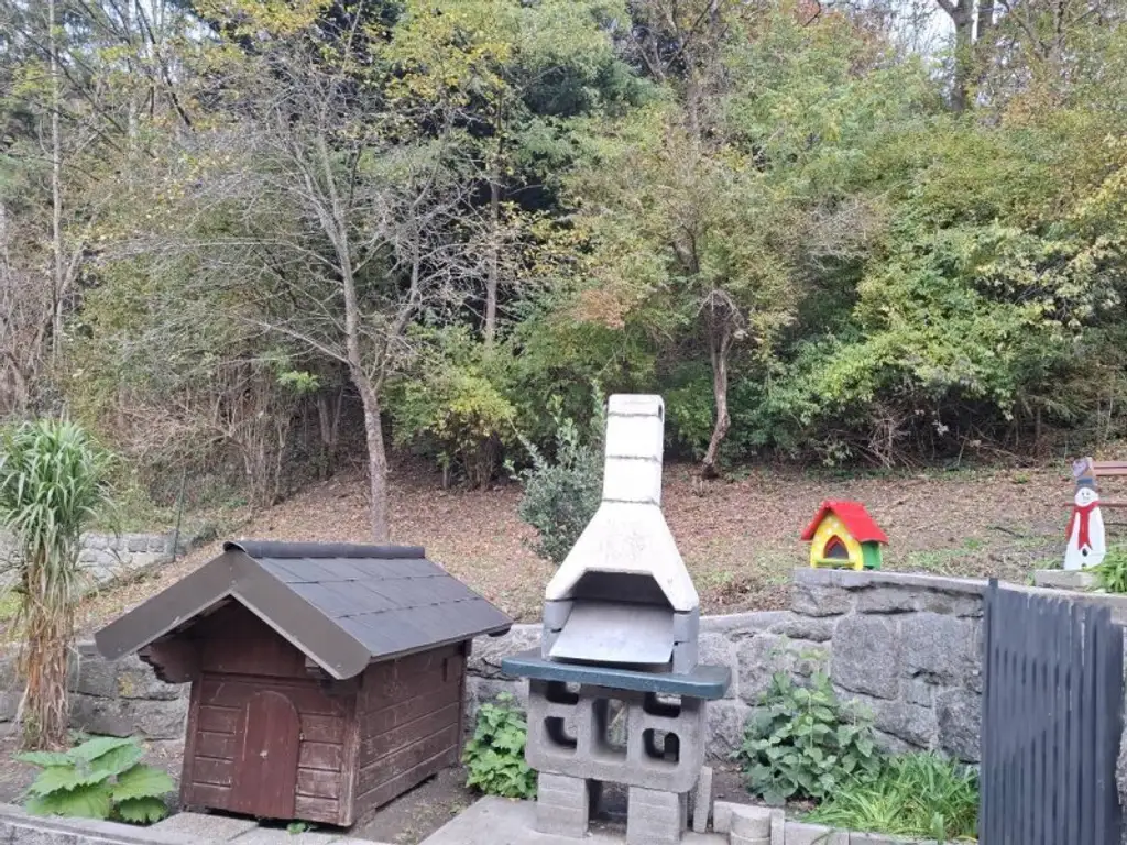 Großzügiges, vielseitig nutzbares Wohnhaus mit umfangreichem Ausbaupotenzial – Teilrenoviert und bereit für Ihre individuellen Wohnträume!