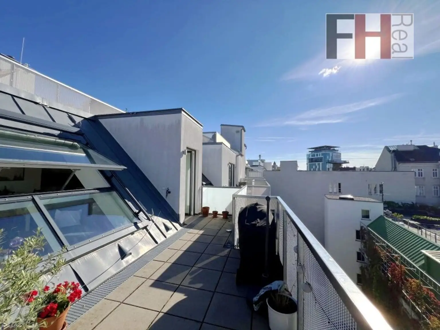 Neuwertige Dachgeschossmaisonette in Mariahilfer TOP-Lage, 2,5 Zimmer, 2 Terrassen Richtung Nord/West in ruhigen Innenhof!