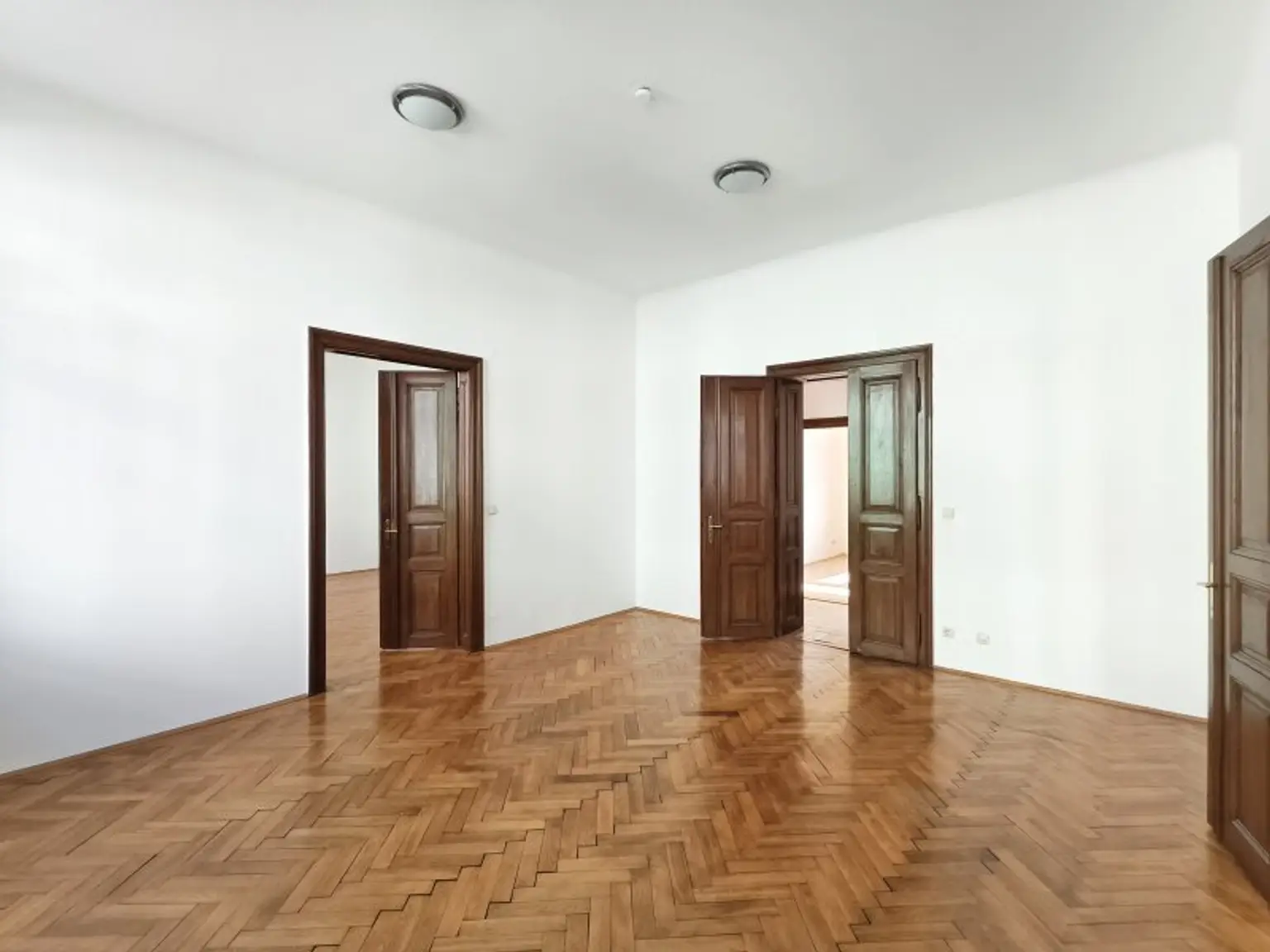 zweites großes Zimmer straßenseitig