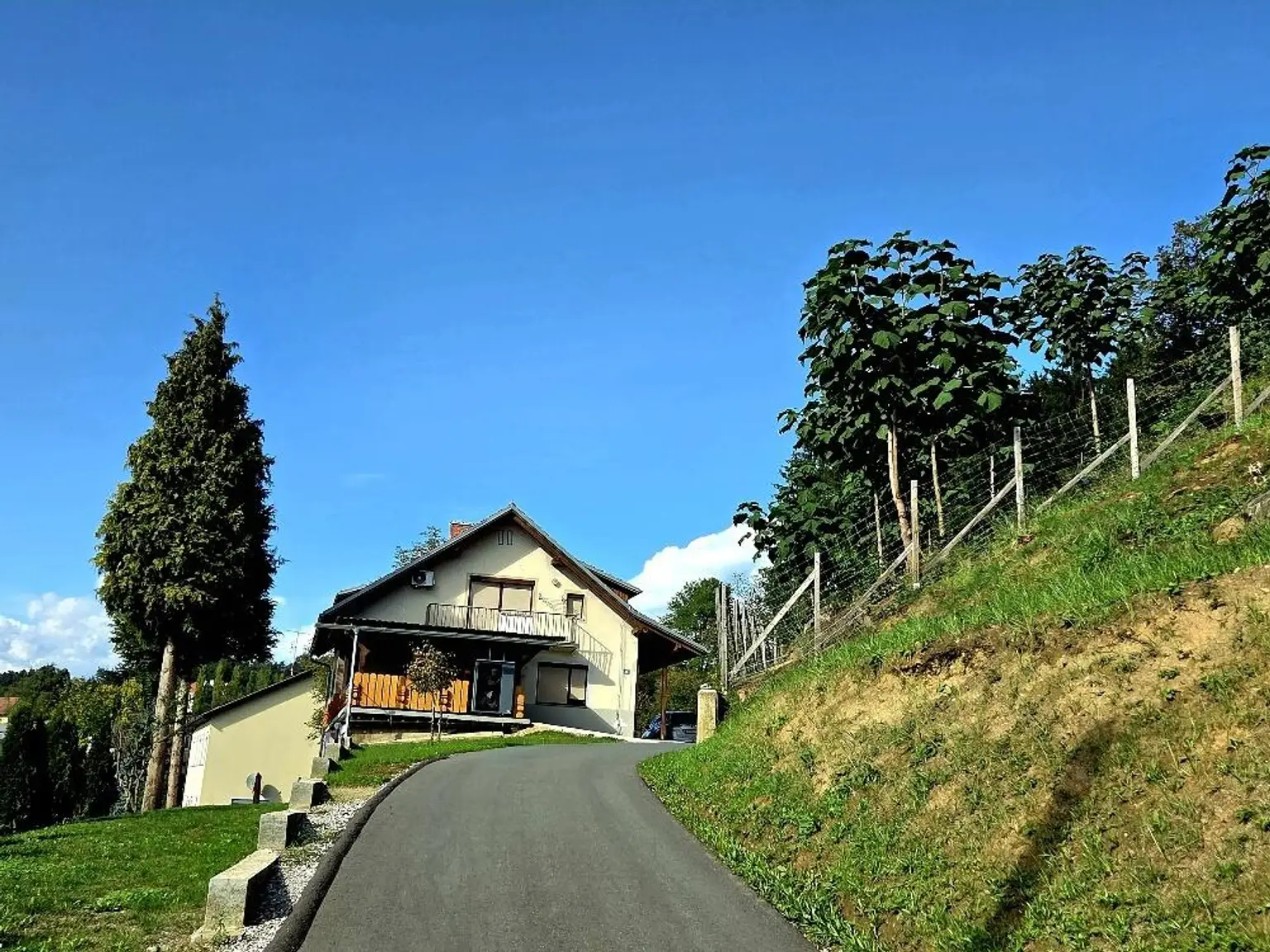 **Traumhaftes Mehrfamilienhaus im Grünen – Landleben pur!**