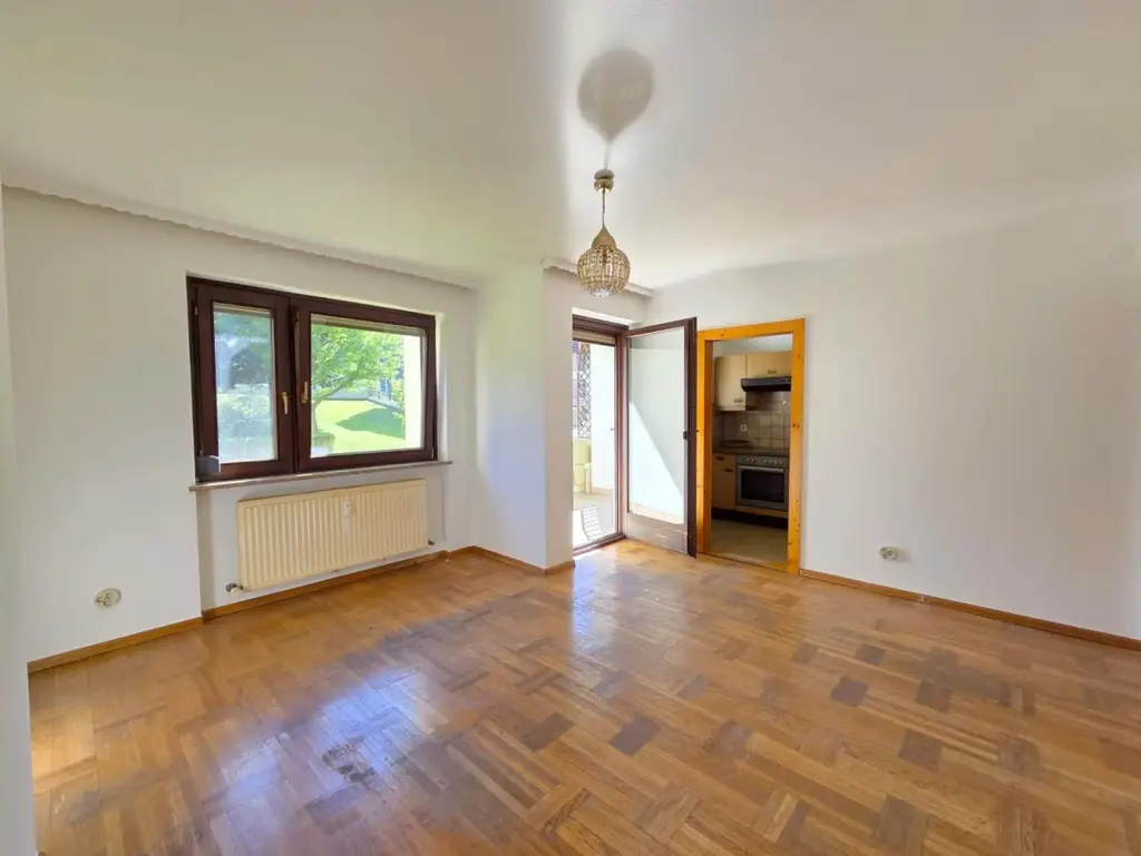 Eigentumswohnung mit Loggia und TG-Parkplatz, Sanierungsbedarf