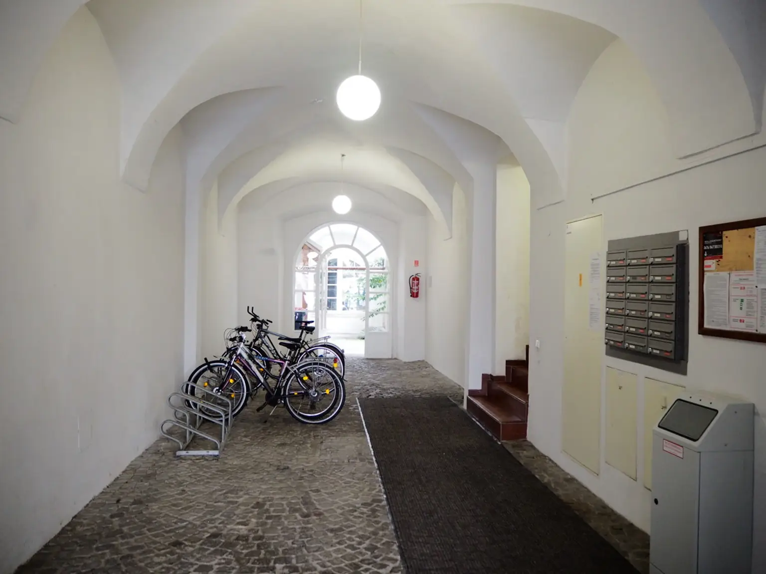 Elegante Loft-Wohnung mit Stuckdecken & Intarsientüren
