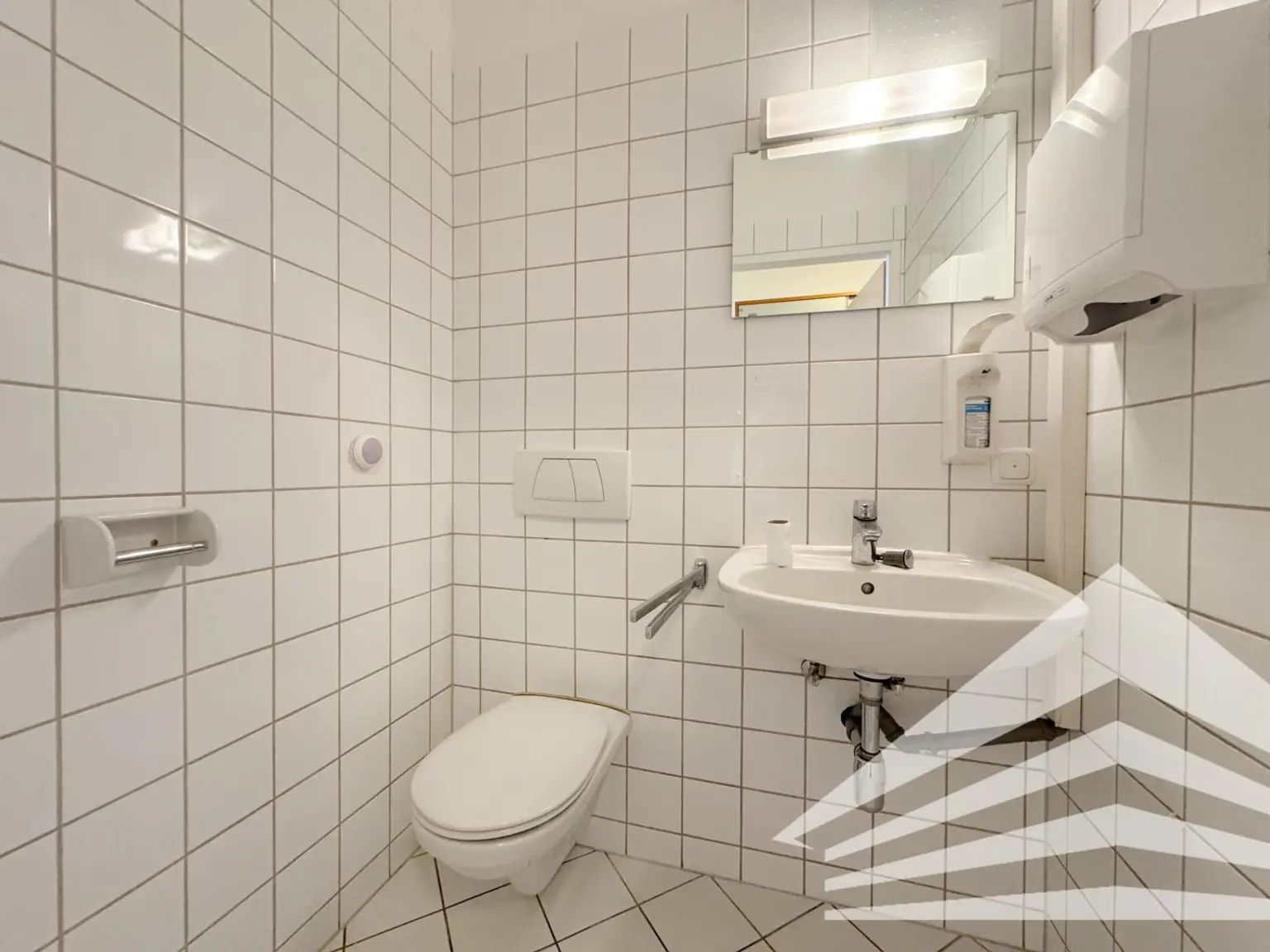 WC mit Handwaschbecken