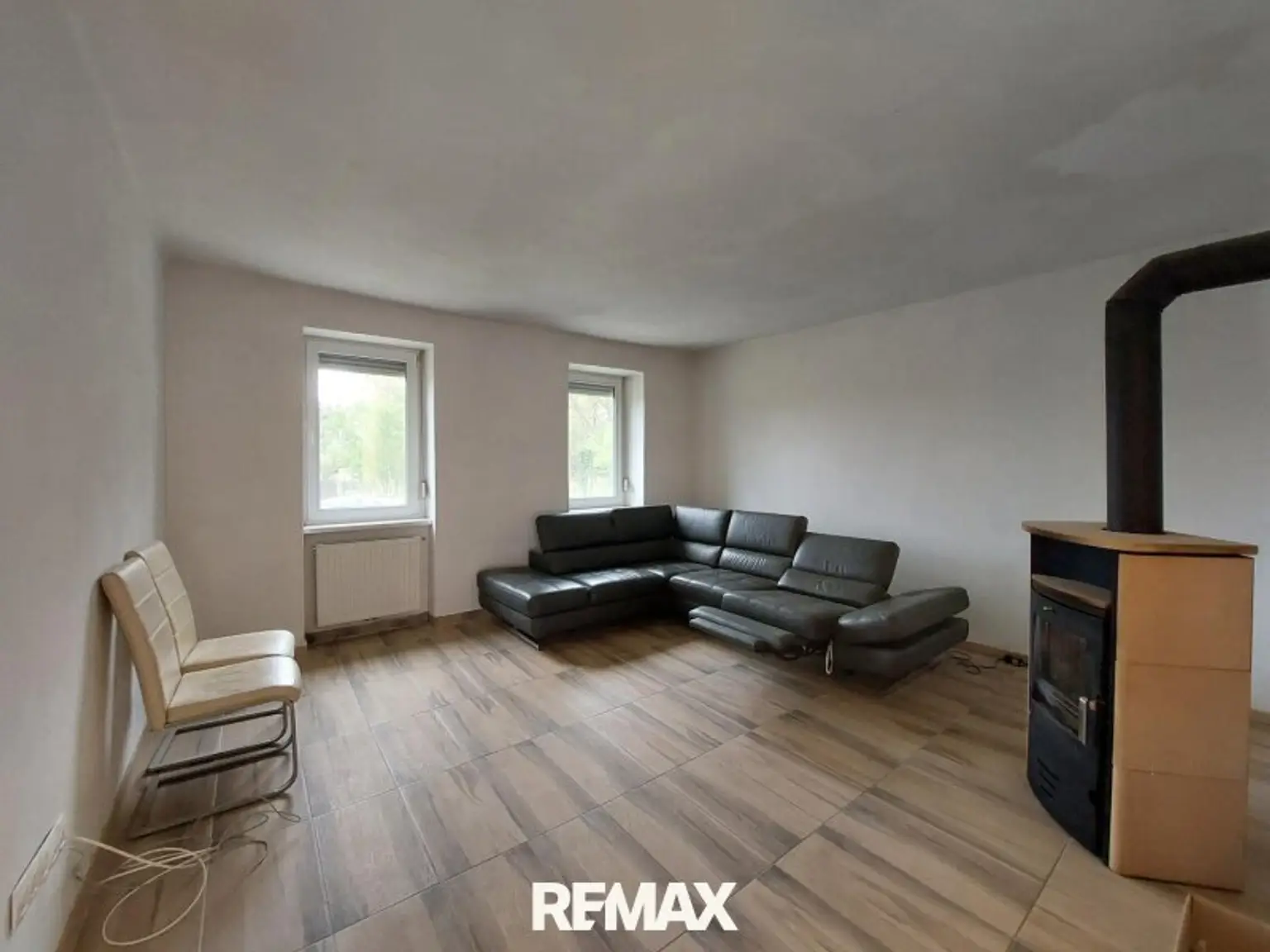 Wohnzimmer mit Stückholzofen