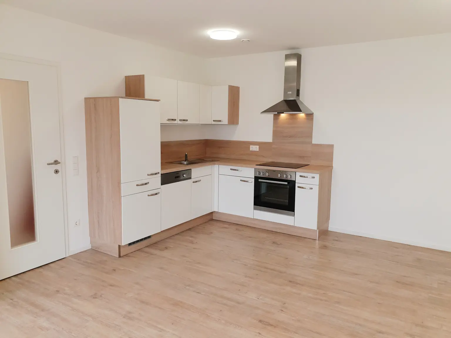 Neuwertige 3 Zimmer Wohnung mit Balkon + 2 Parkplätzen!!