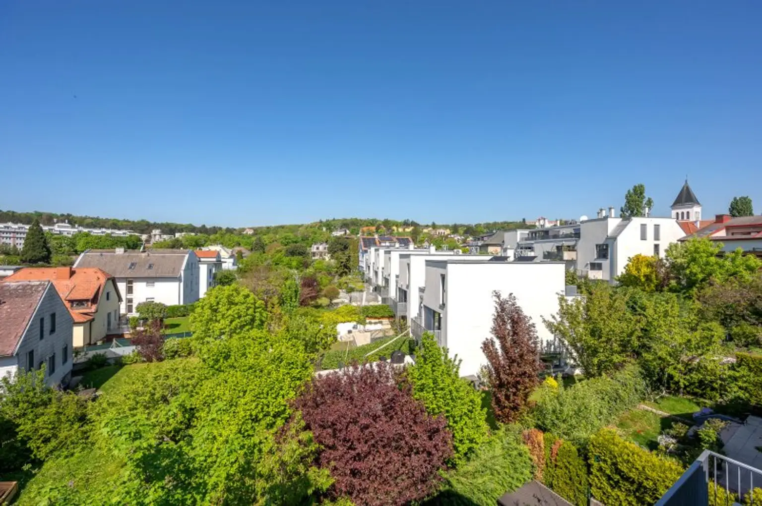 Panoramaliebling: Luxuriöse DG-Wohnung mit Dachterrasse und Fernblick