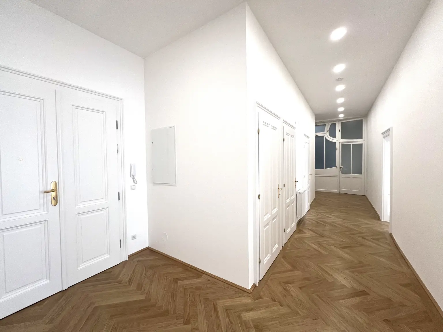 UNBEFRISTET und ERSTBEZUG: Prachtvolle, ruhige und klimatisierte Altbauwohnung in fantastischer Lage / FIRST OCCUPANCY: Quiet, air-conditioned flat in a historic building in a fantastic location