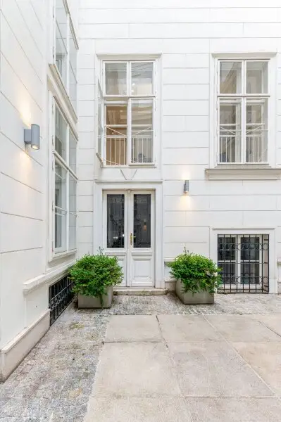 Eleganter Wohntraum mit Eigengarten in Botschaftsviertel mit Parkplatzmöglichkeit