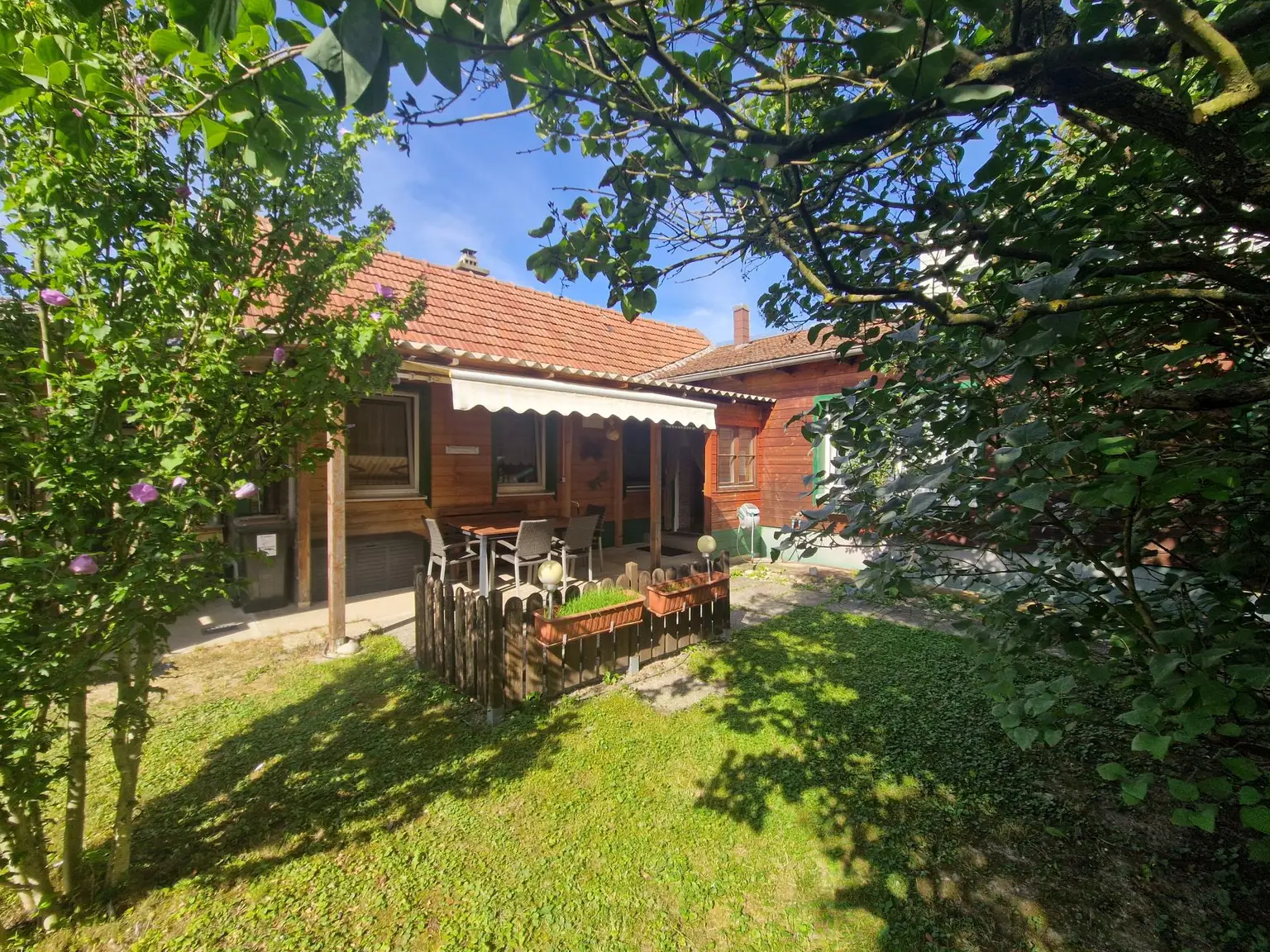 LIEBEVOLLES LANDHAUS FÜR ZWEI PERSONEN IN GRÜNLAGE MIT GESCHLOSSENEM, ABSOLUT UNEINSEHBAREM INNENHOF UND HERRLICHEM GARTEN SAMT GRILLPLATZ UND NEBENGEBÄUDEN