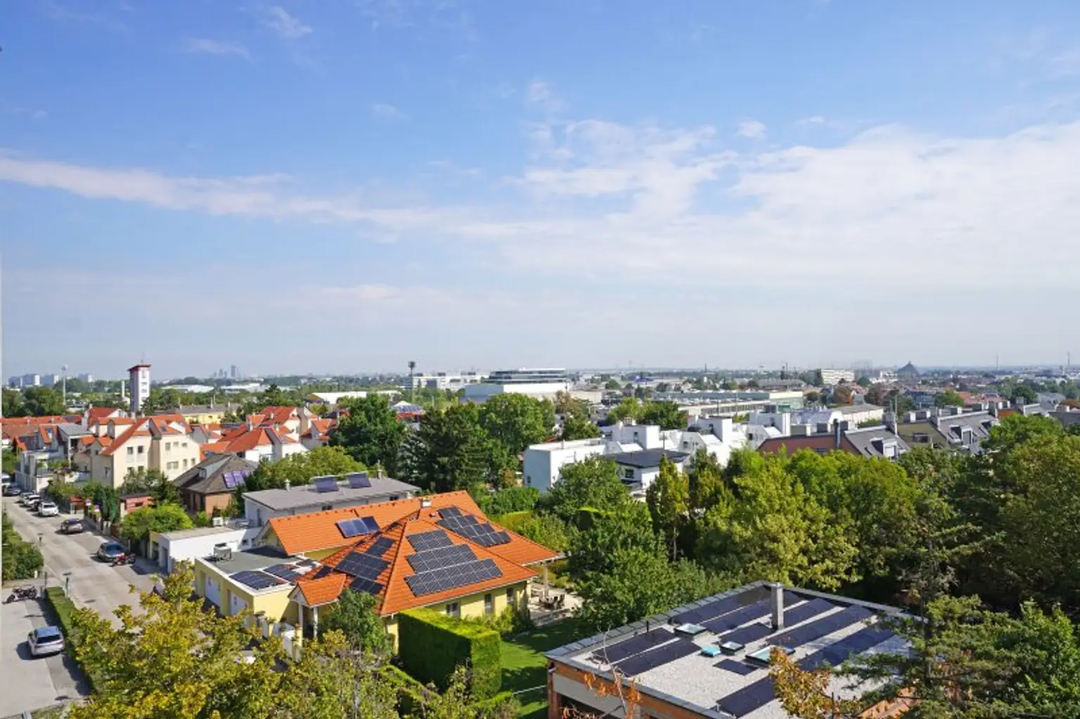 Penthouse-Wohnung | 131 m² Wfl. | 80 m² Dachterrasse mit 270°-Ausblick | PKW-Stellplatz | riesiger Gemeinschaftsgarten | im Zentrum