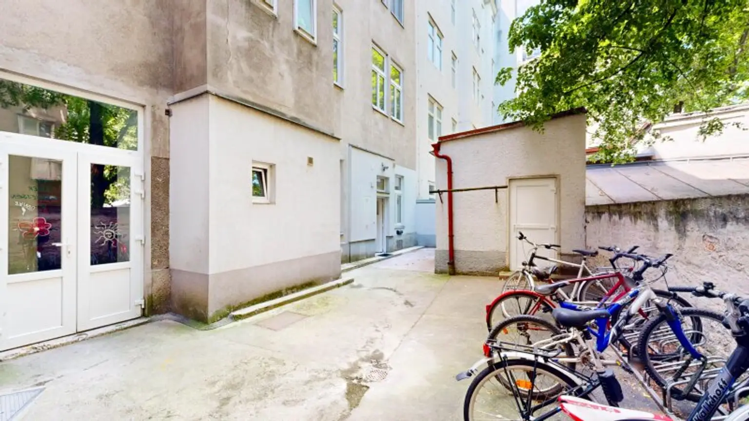 Innenhof mit Zugang zur Wohnung