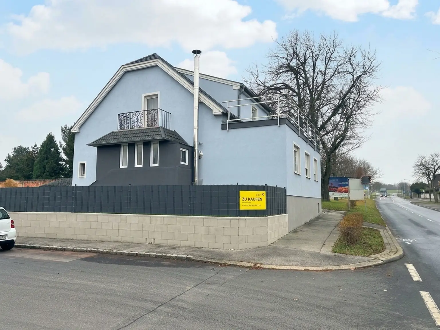 Ansicht(Fassade und Einfriedung mit KI gereinigt)