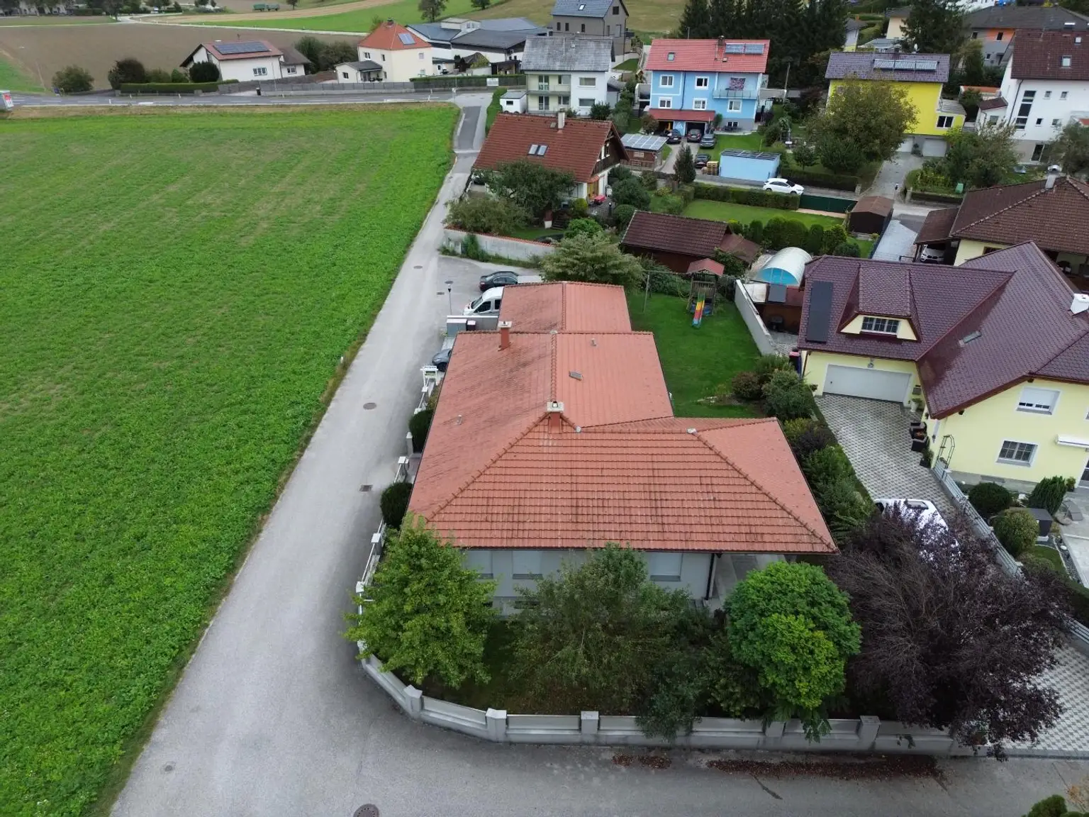 COMING SOON! Traum Bungalow mit Kachelofen, Terrasse, XXL-Garten, Einliegerwohnung KG  und Doppelgarage zum Schnellbezug in Ansfelden