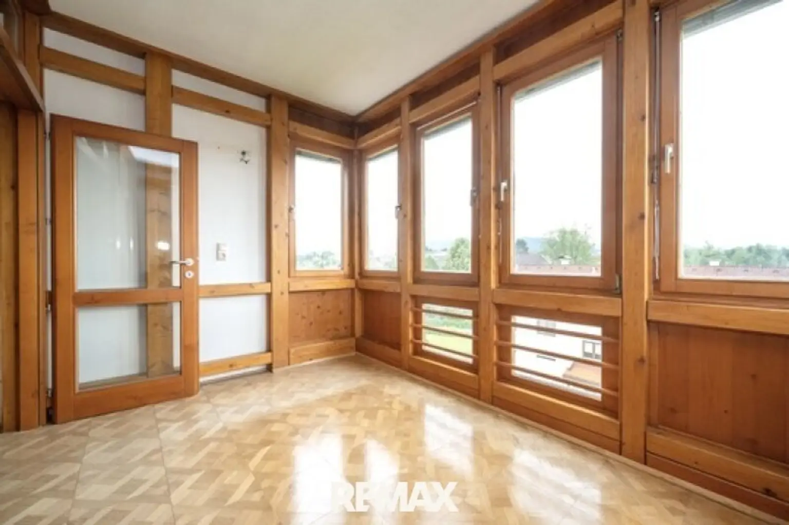 Loggia (über das Wohnzimmer zugänglich)