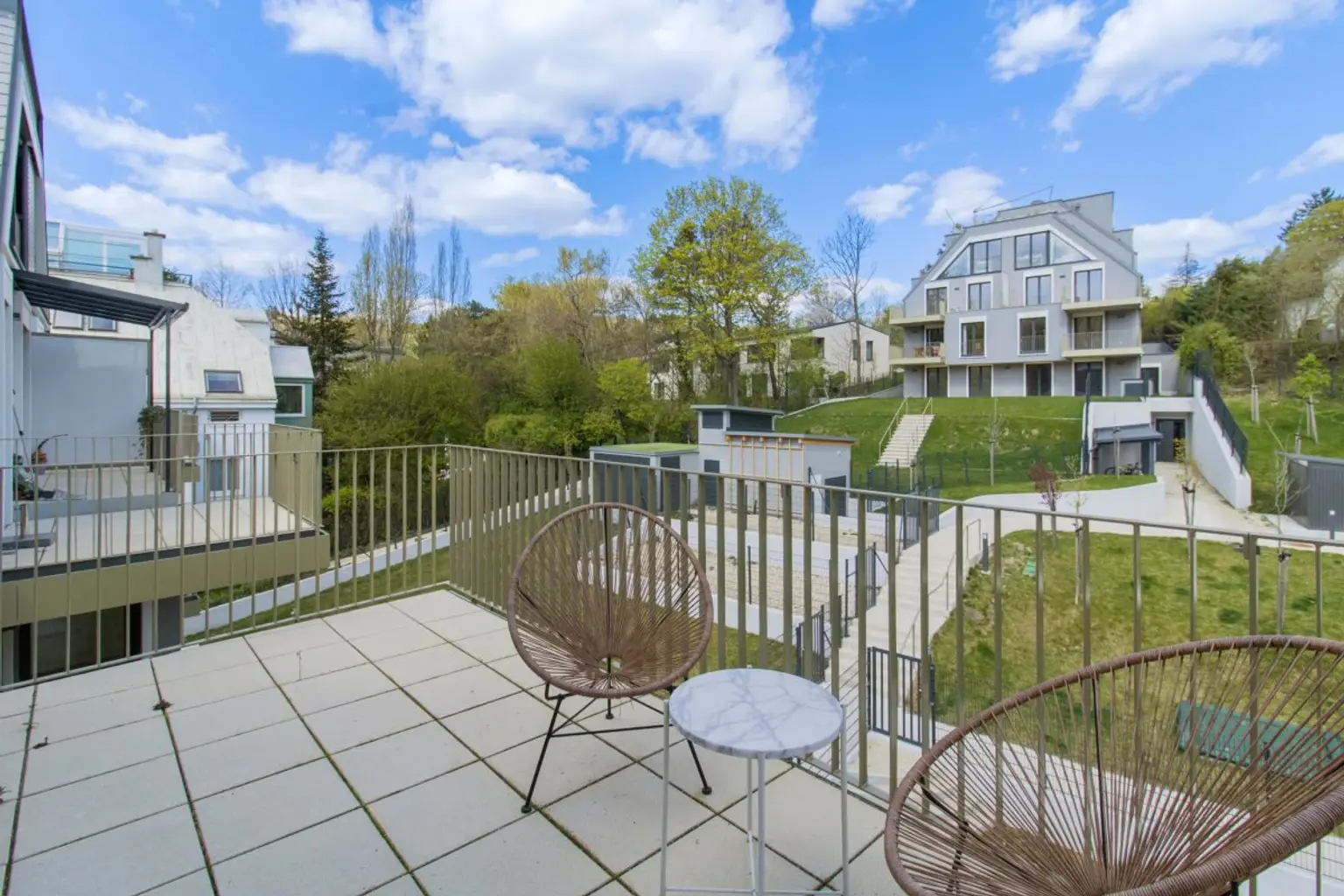 Q | ++ WEITBLICK. RUHE. STIL. ++ 3-ZIMMER-MAISONETTE in BESTLAGE | Prima Service Immobilien