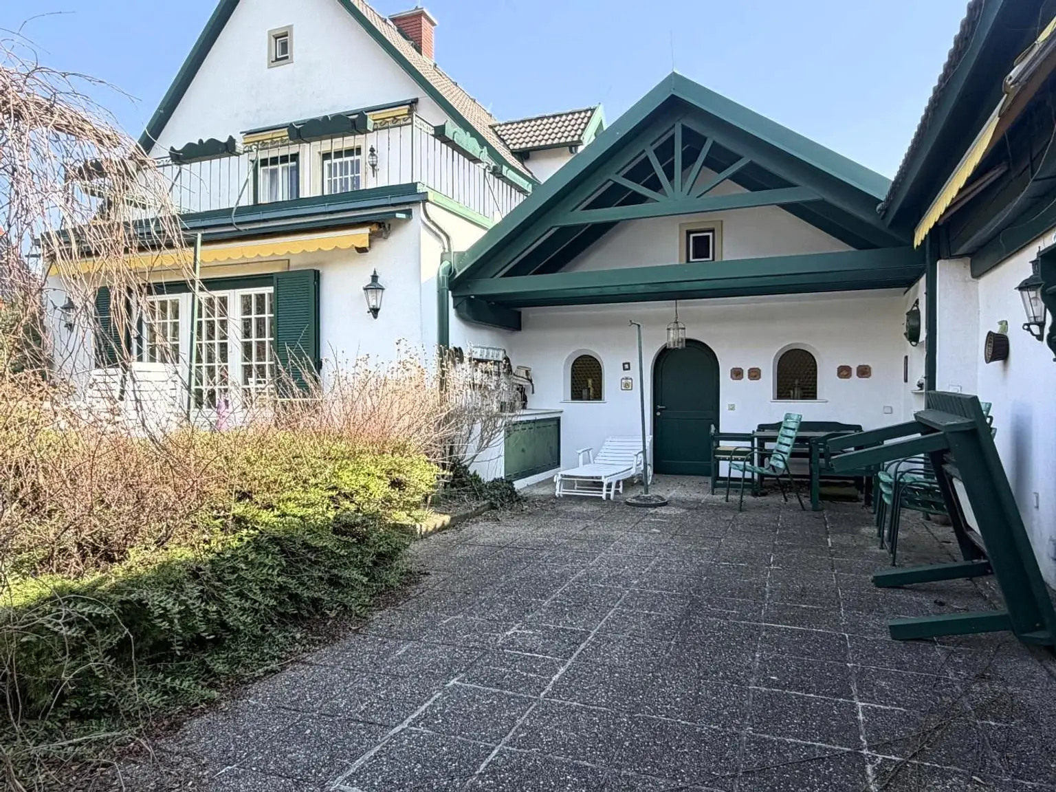 Gartenansicht / Garage / Grillplatz