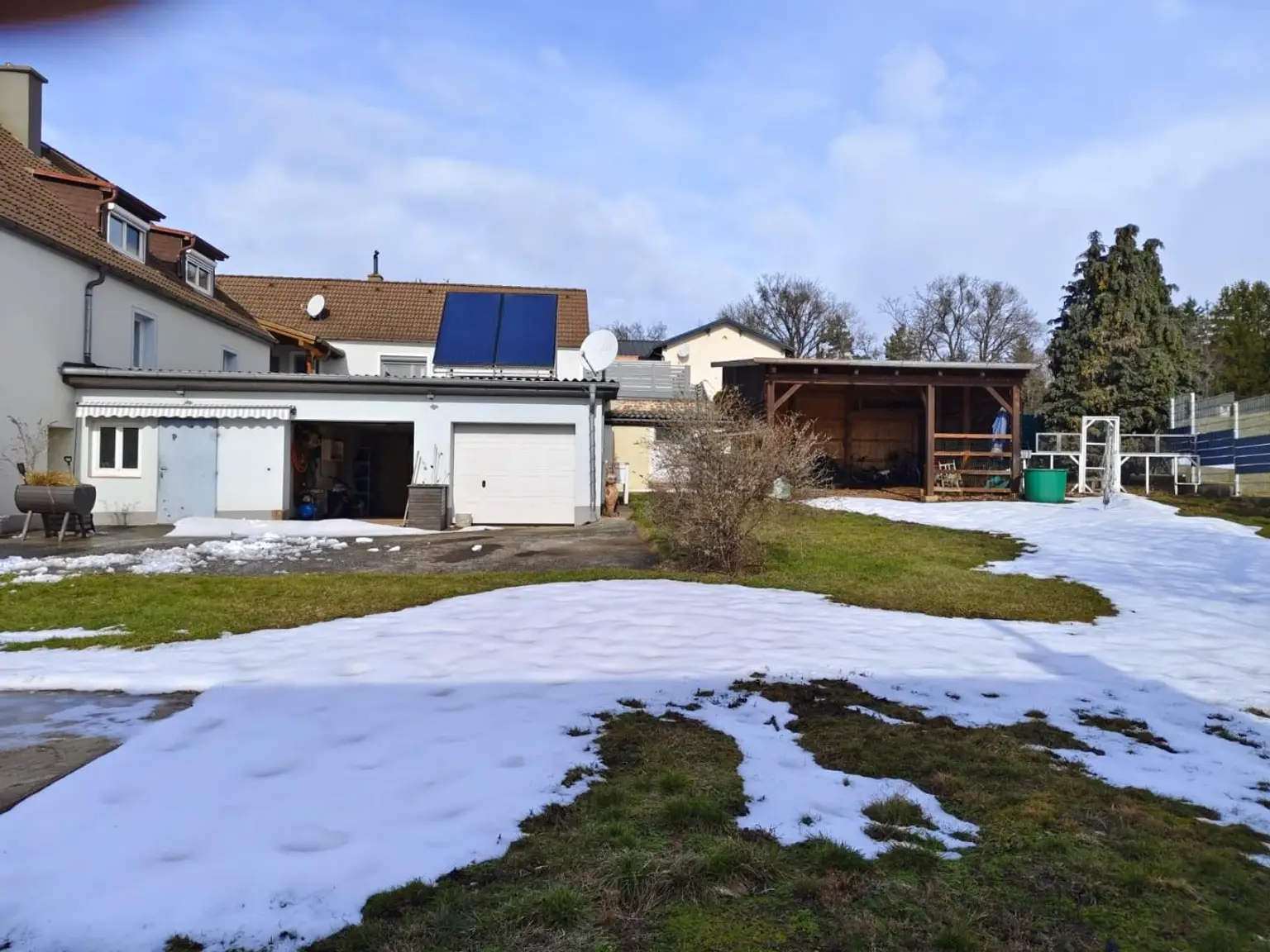 Hofansicht Garage und Unterstelllatz