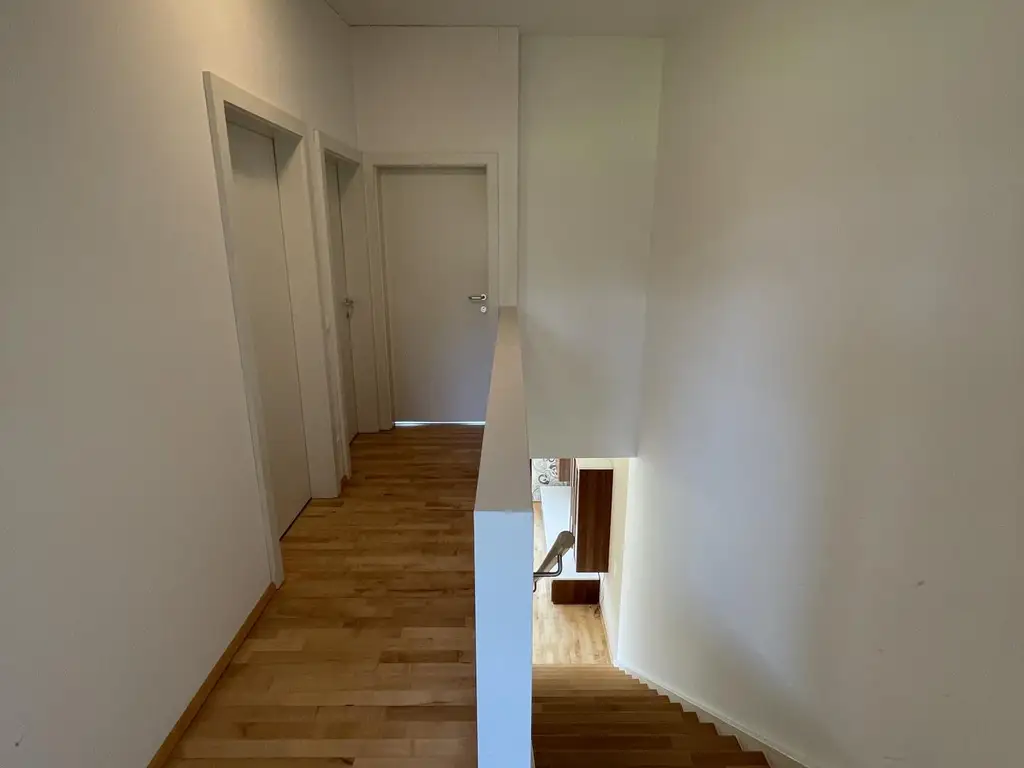 DEM ATTERSEE SO NAH! Leistbares Passiv-Eckreihenhaus mit sonnigem Eigengarten und Einzelgarage im Zentrum von Seewalchen am Attersee