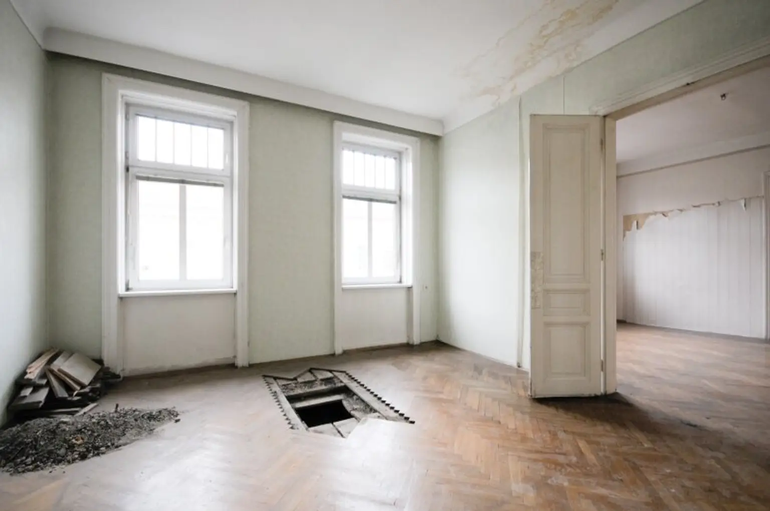 3-ZIMMER-ALTBAU MIT BALKON - SANIERUNGSBEDÜRFTIG IN TOP LAGE!
