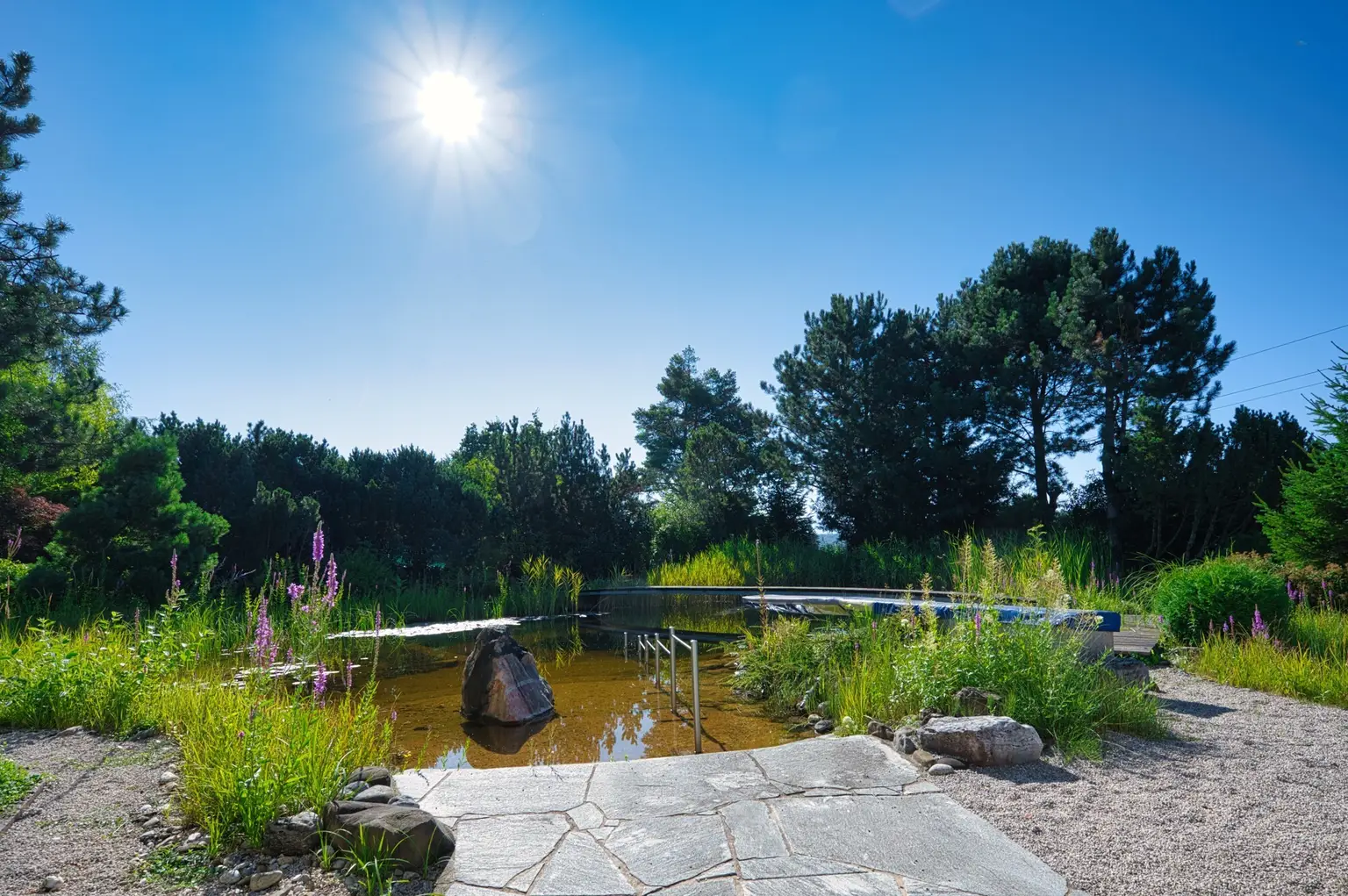 Exklusivität und Privatsphäre pur auf 2.610 m2 Grundfläche! Von der Terrasse in den Schwimmteich.
