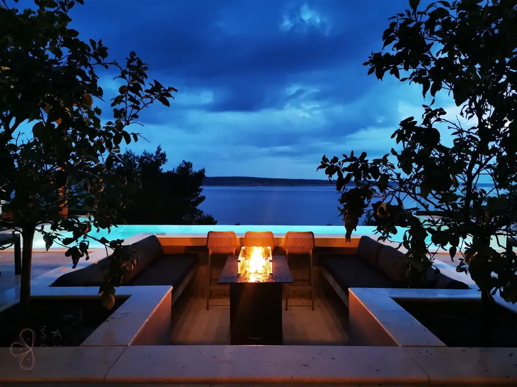 Exklusivität direkt am Meer – Moderne Luxusvilla bei Zadar mit 6 Suiten & Investmentpotenzial