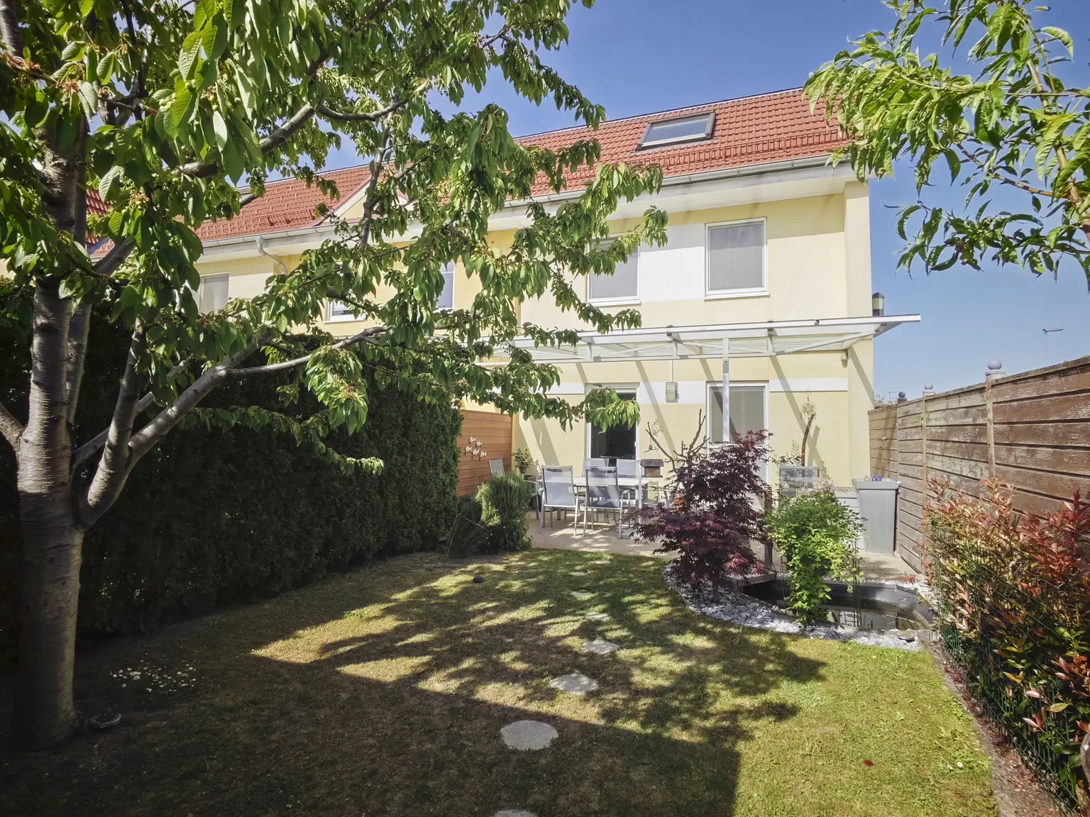 Stilvolles Eckreihenhaus mit Garten-Idylle in Tribuswinkel