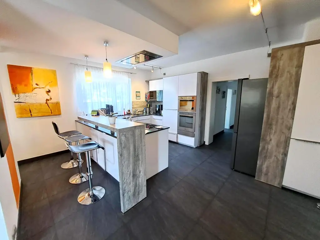 Wohnjuwel mit 2 Wohnungen (ca. 290 m² Wfl.), 2 Terrassen, Gartenareal mit Pool & Poolhaus - Neuzeug